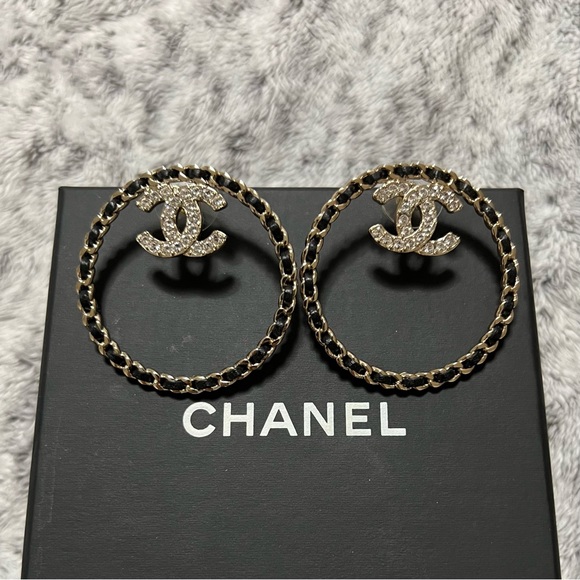 🚫SOLD🚫🌺🌸CHANEL XL CC Logo Leather Hoop Earrings in Gold Tone Hardware🌸🌺 - Picture 3 of 8